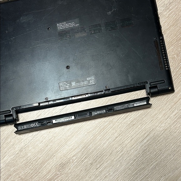 Toshiba C55-C5241 NO HDD, BAD BATTERY, FOR PARTS - Picture 4 of 7